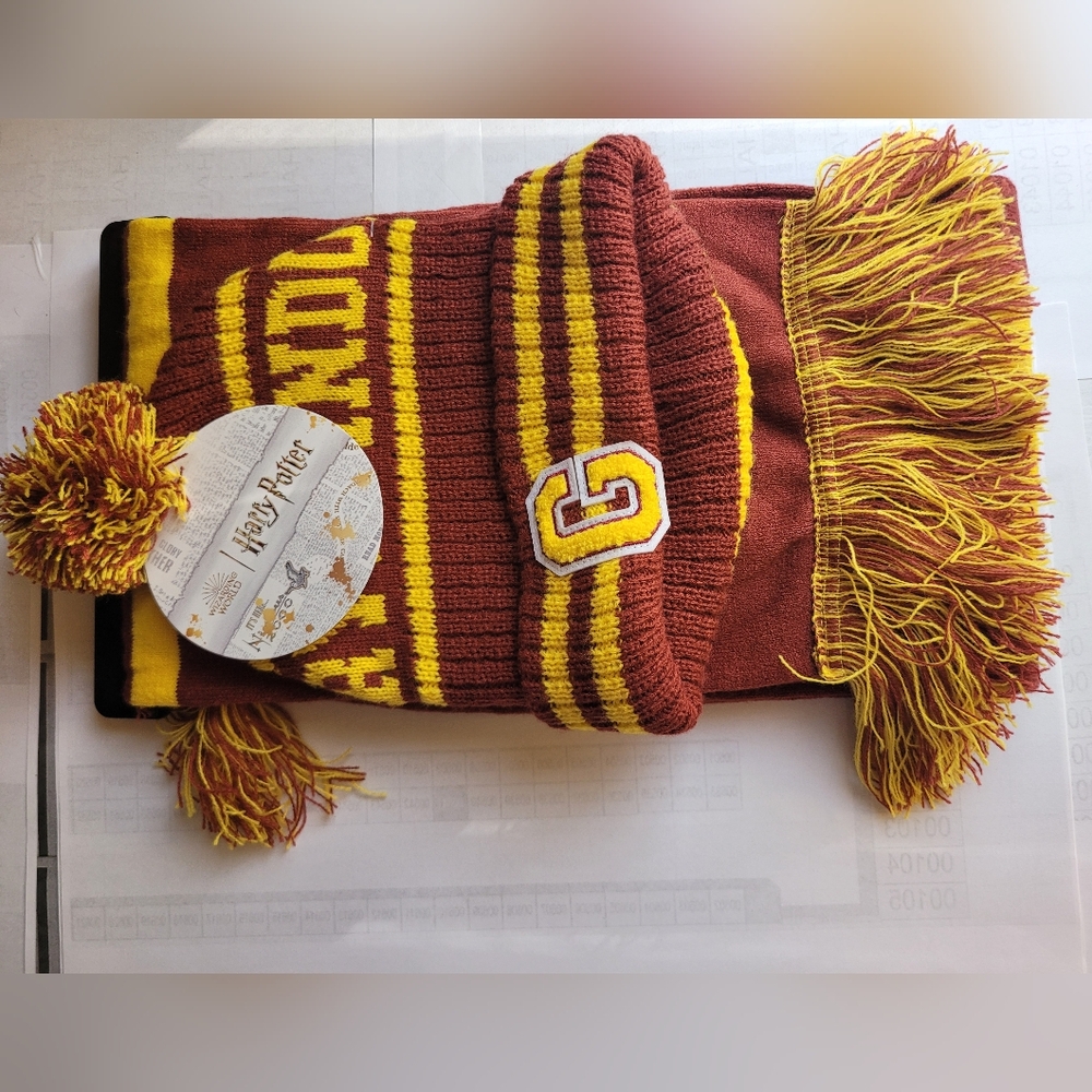 NWT Harry Potter Scarf and Beanie